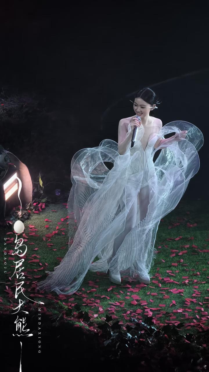 人为什么需要演唱会 没有花哨的噱头，没有冗长的闲聊，单依纯专注歌唱的演出方式，还