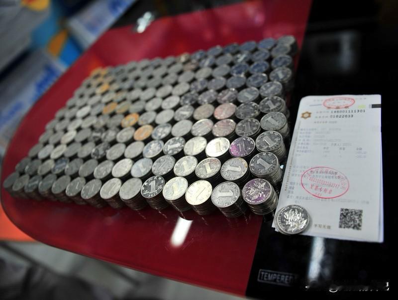 钢镚，是不是很少有人会说硬币呢？
硬币属于正规叫法，还真没谁直接叫硬币呢。