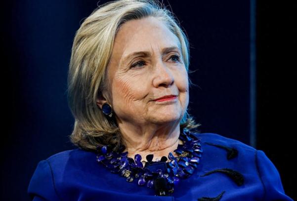 希拉里罕见发声！
 
美国前国务卿希拉里，最近急得直接开骂了。她骂的不是别人，正