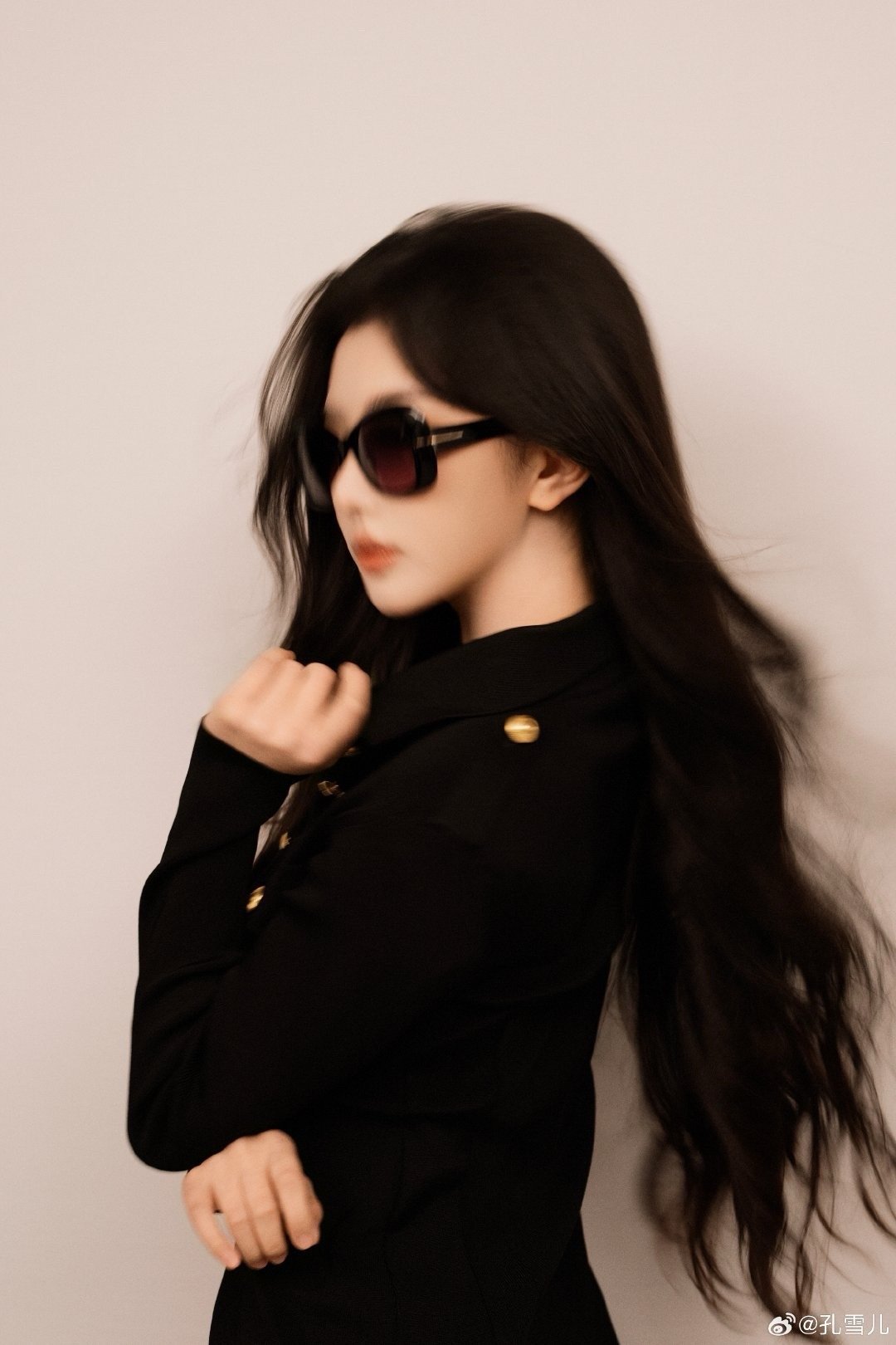孔雪儿戴个墨镜帅成啥了孔雪儿黑白大片鲨疯全场啊啊啊！墨镜一戴气场全开，酷飒又高级