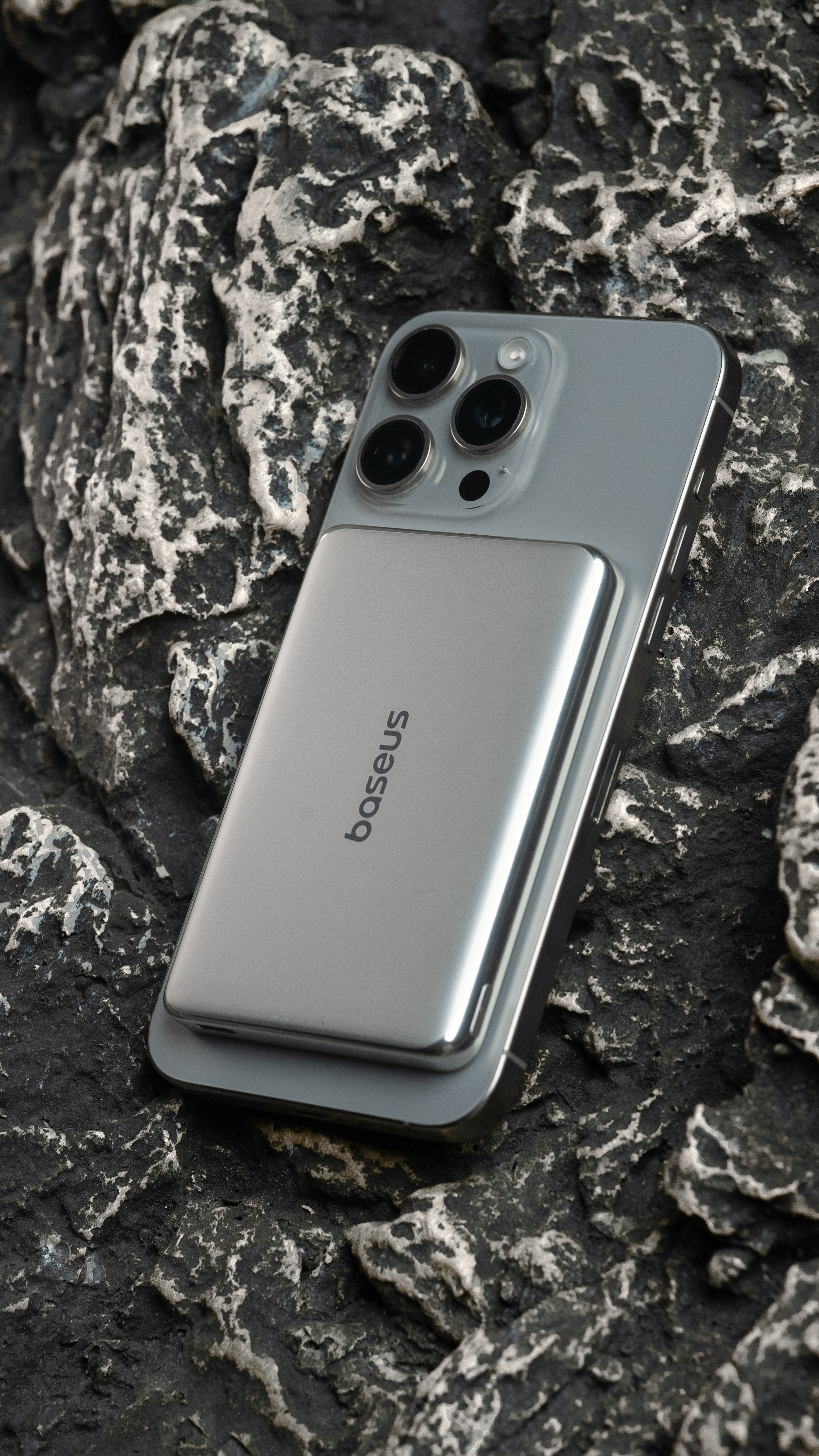 我的出差充电好搭子——倍思卡片磁吸充电宝倍思这款比我的钱包还轻，20W快充轻松补