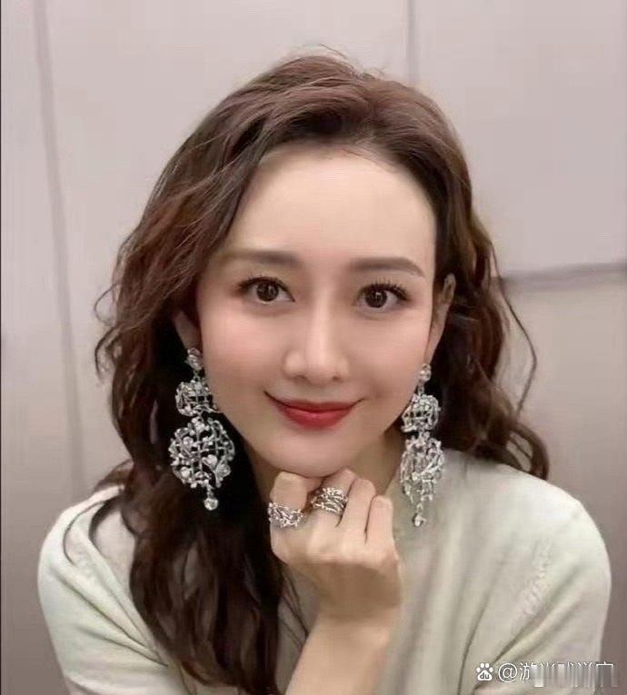 王鸥生了孩子后，感觉她整个人都变了样，更有妈妈的味道了 