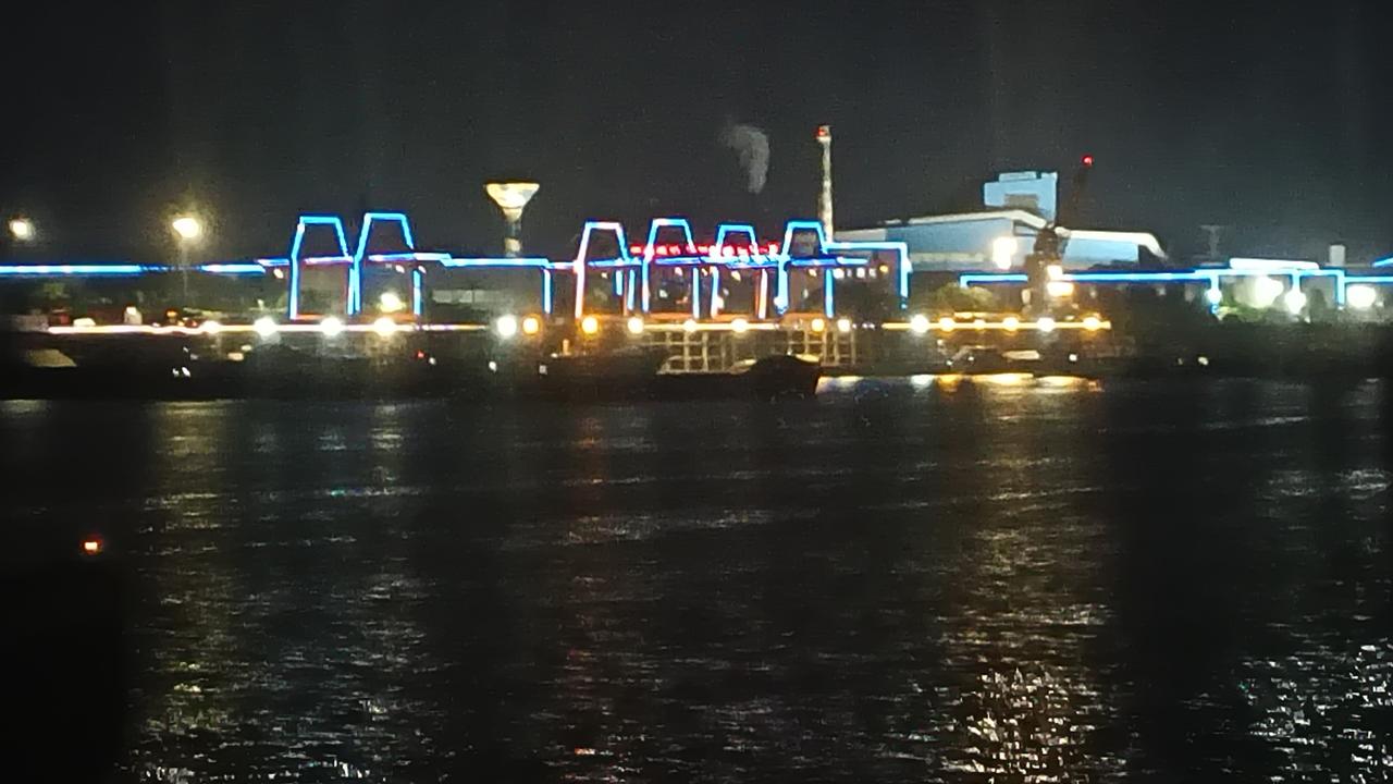 别以为这是城市内的街景，也不要以为这是什么商铺，这是个工厂。