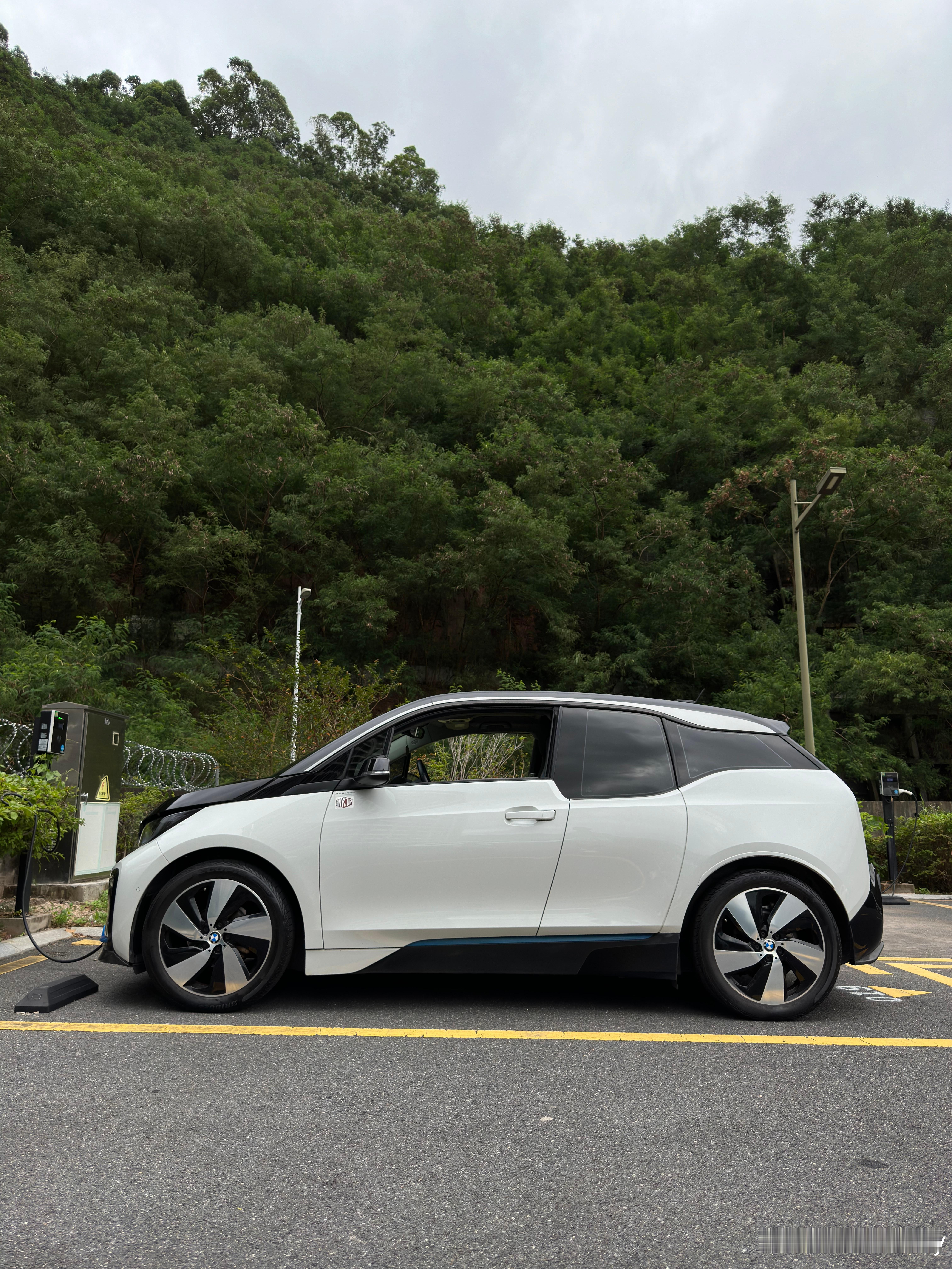 最新的宝马i3大家看了么？现在宝马所有的新能源车型都是油电共生，也就是说外形都一