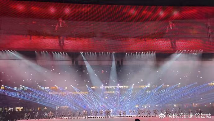 张杰蔡国庆看张杰演唱会 蔡国庆老师看得超投入，完全融入全场，太真实了。 