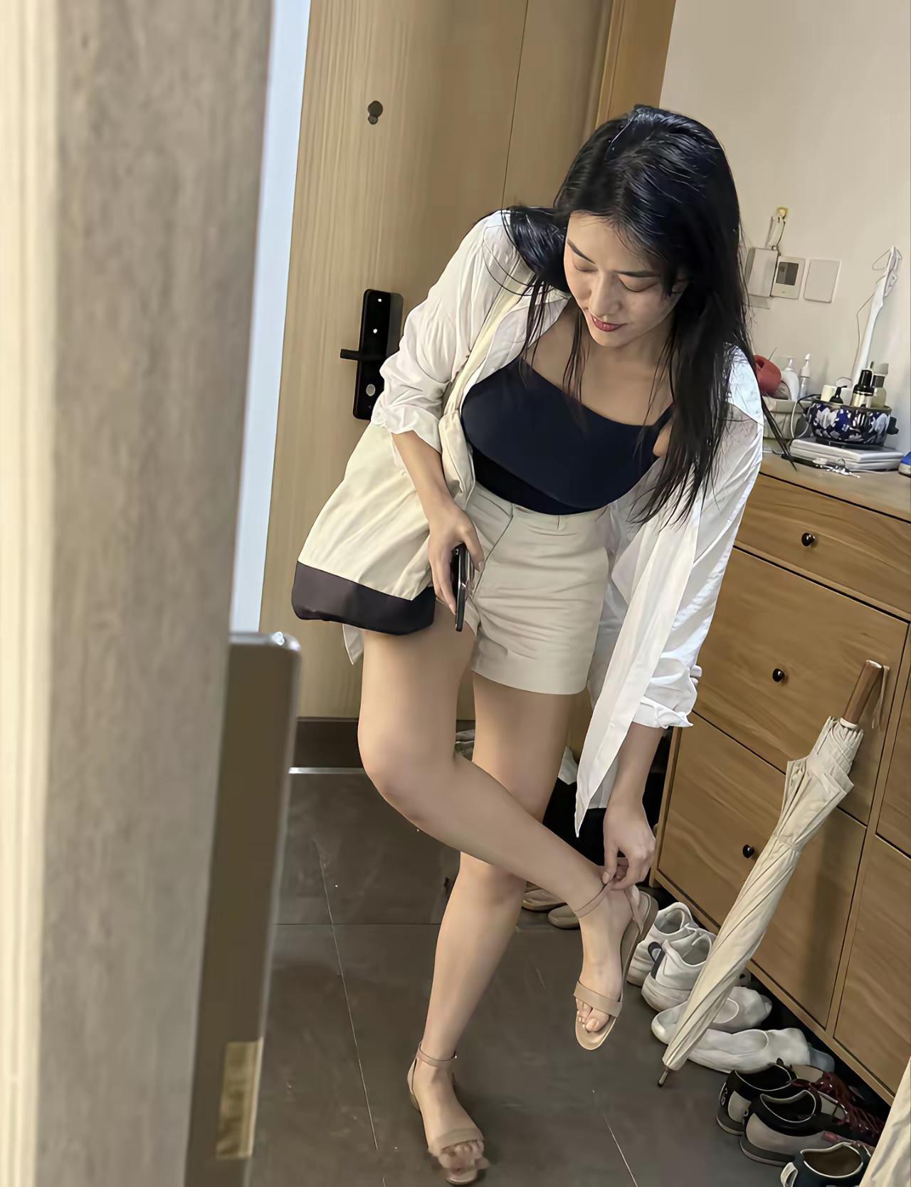 出门前，换鞋子，高高兴兴出去散散心。 