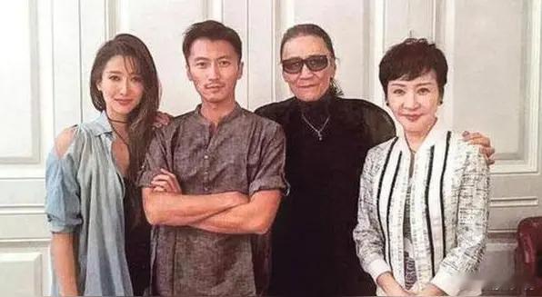谢贤进ICU后一心要等谢霆锋回香港这是中国人的执念 ，临死前想跟子女见最后一面道