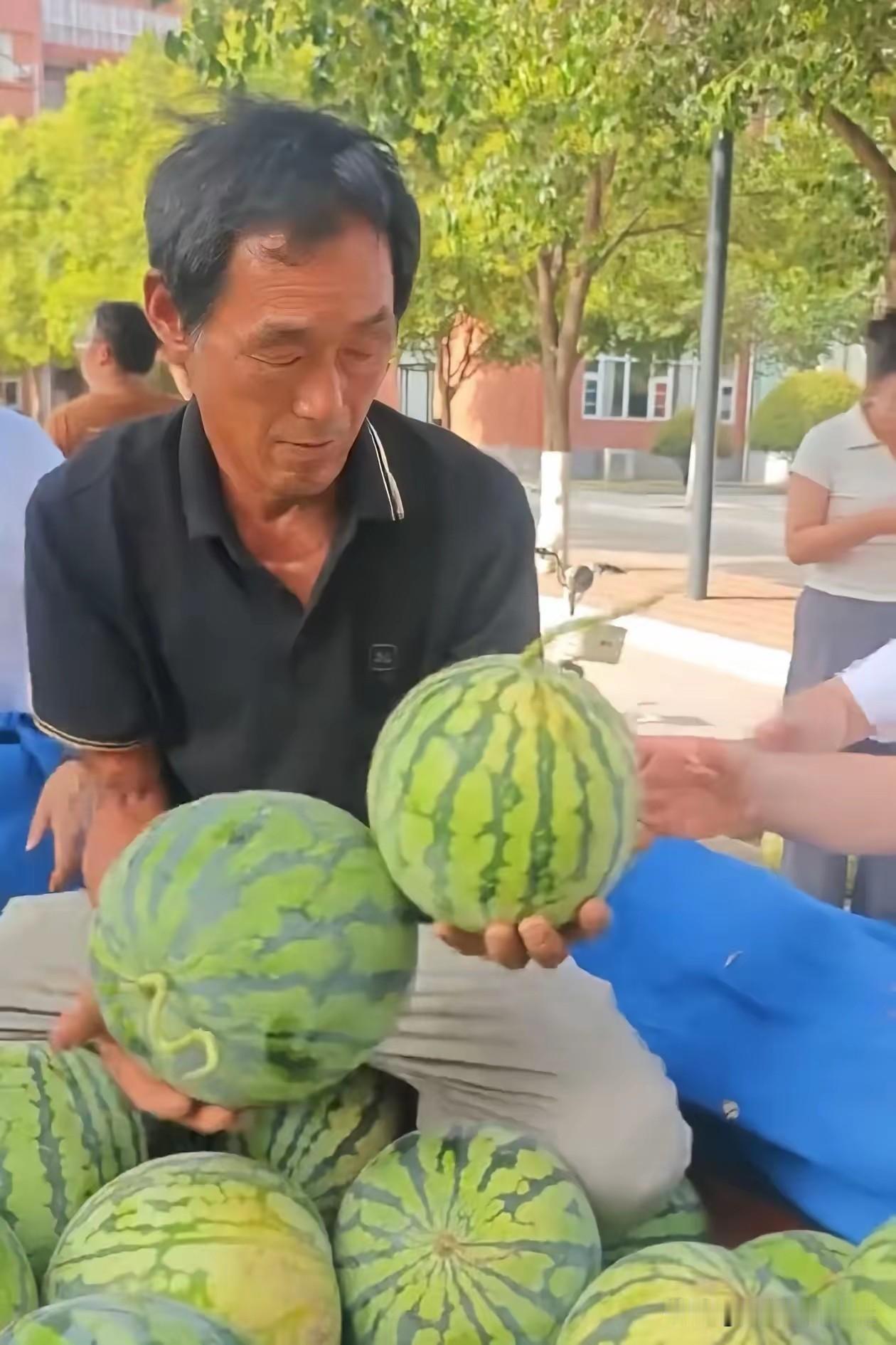 河南洛阳，一位瓜农拉着一万斤西瓜赶到学校，来接女儿放暑假回家。没想到，女儿开口第