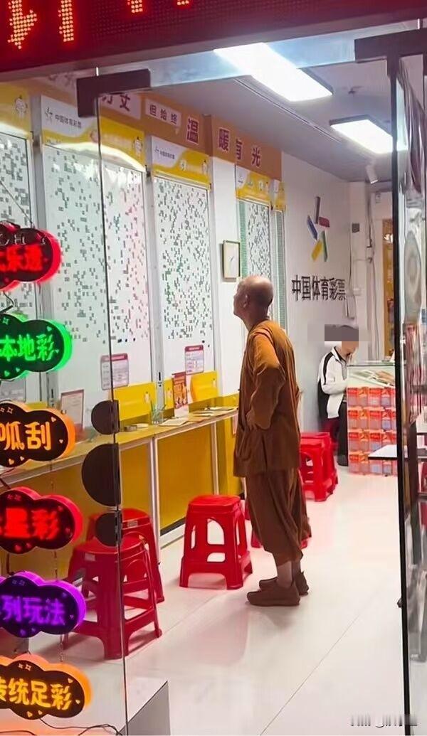 和尚也开始买大乐透了！
小和尚：师父，我想给佛祖重塑金身！
老和尚：那你怎么做？