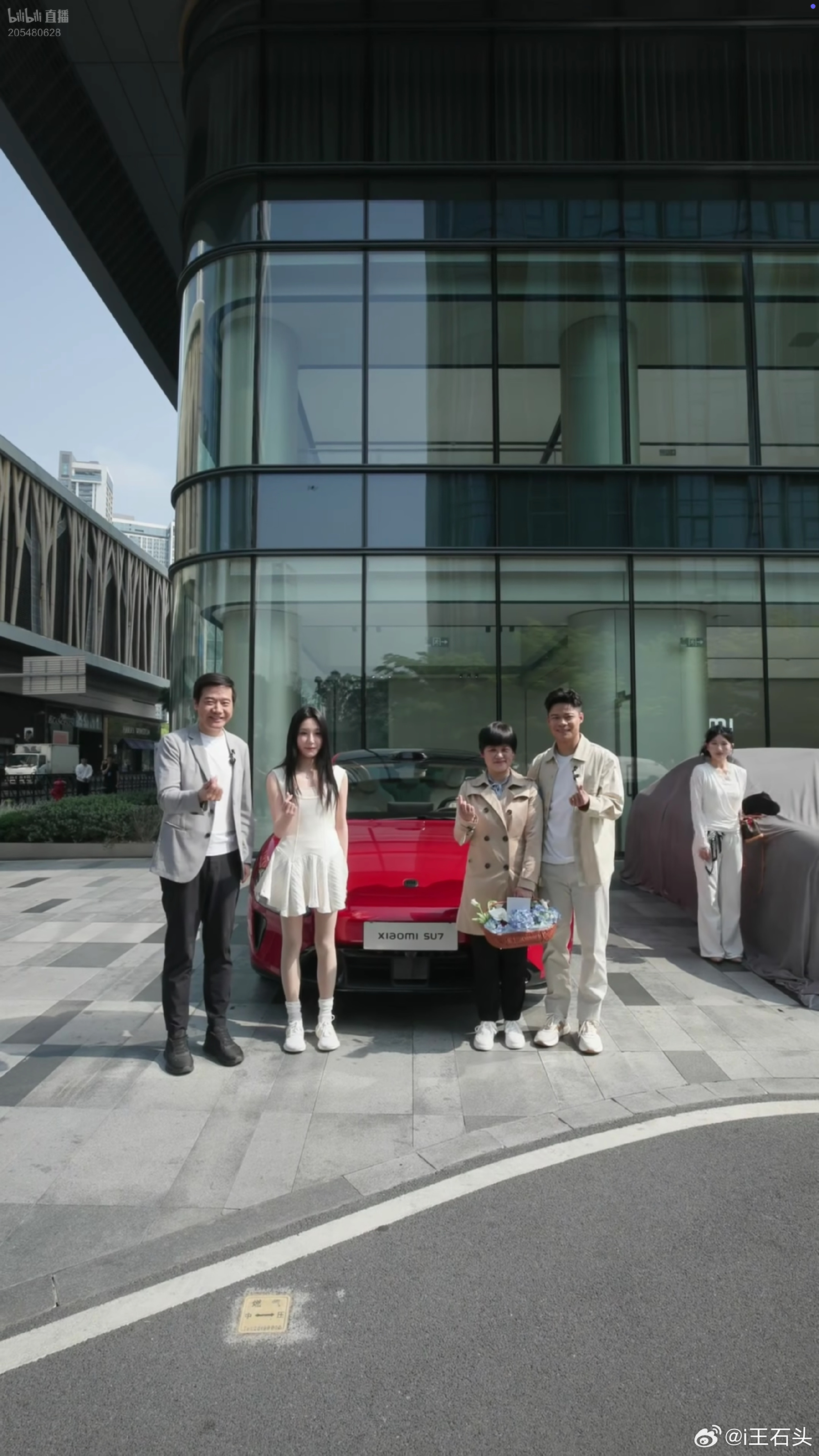 苏神说，初代SU7，错过了雷总开车门，但新一代SU7雷总给他当司机，雷军回应给苏