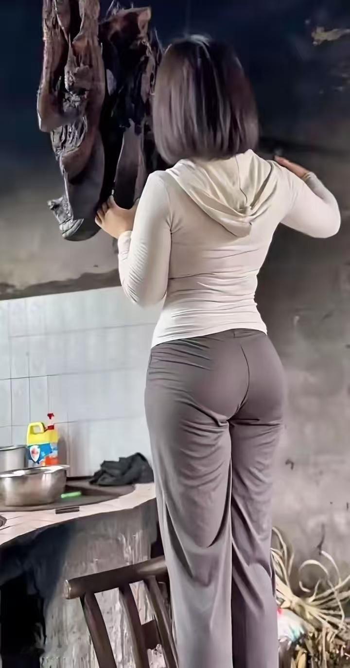 什么样的身材是完美身材丰臀硕乳，曲线毕露。