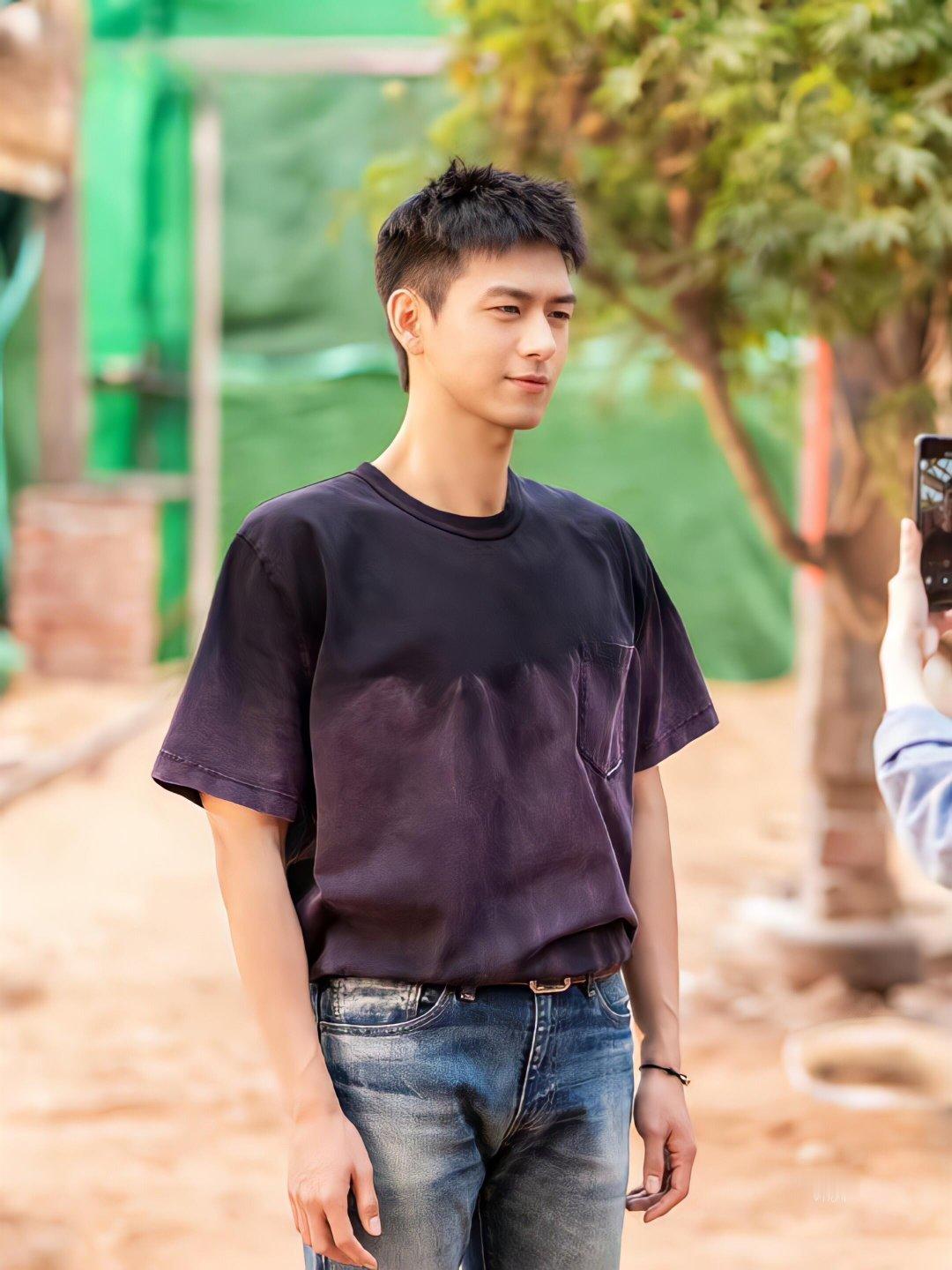 随手一拍李现没有一帧是废片 他微笑入场那一刻，白马王子走进现实。刀刻下颚线，建模