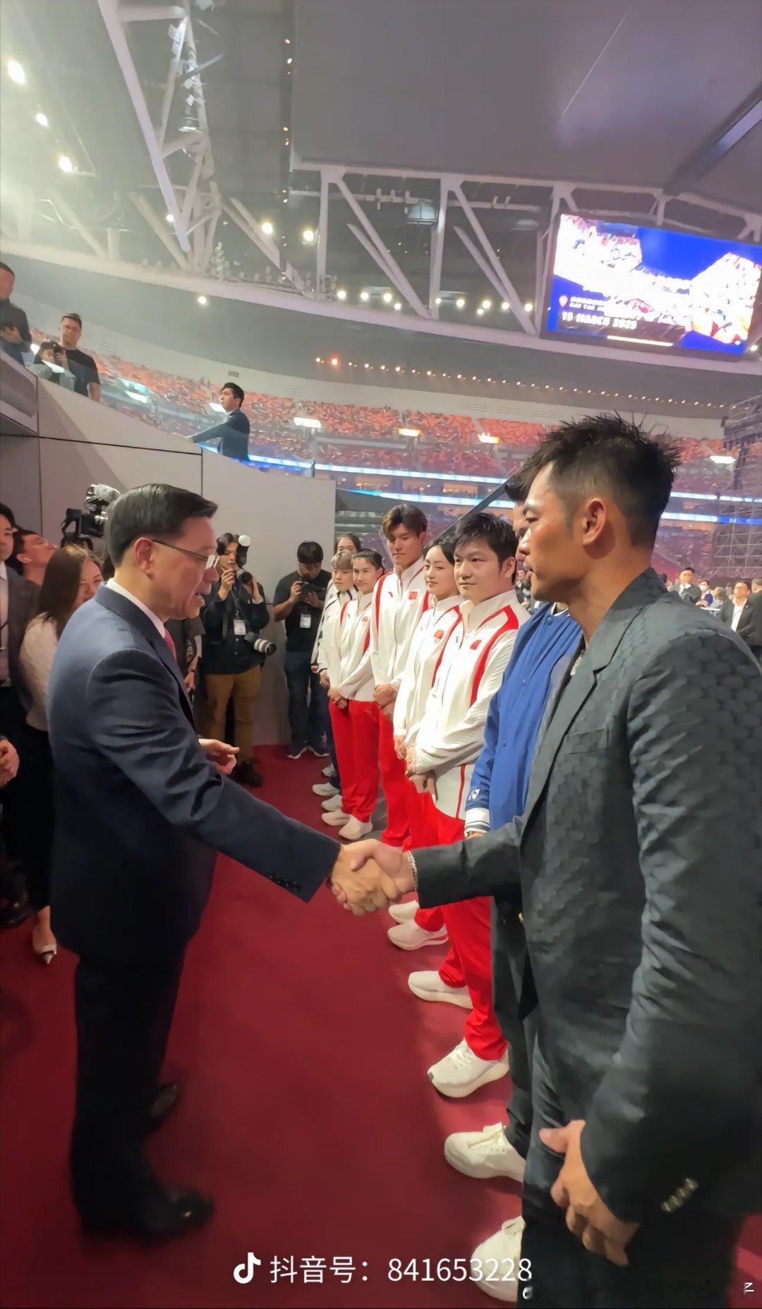 林丹率先发来香港启德体育园开幕典礼的明信片📷和叶倩文、朱玲玲、甄子丹、王长浩、