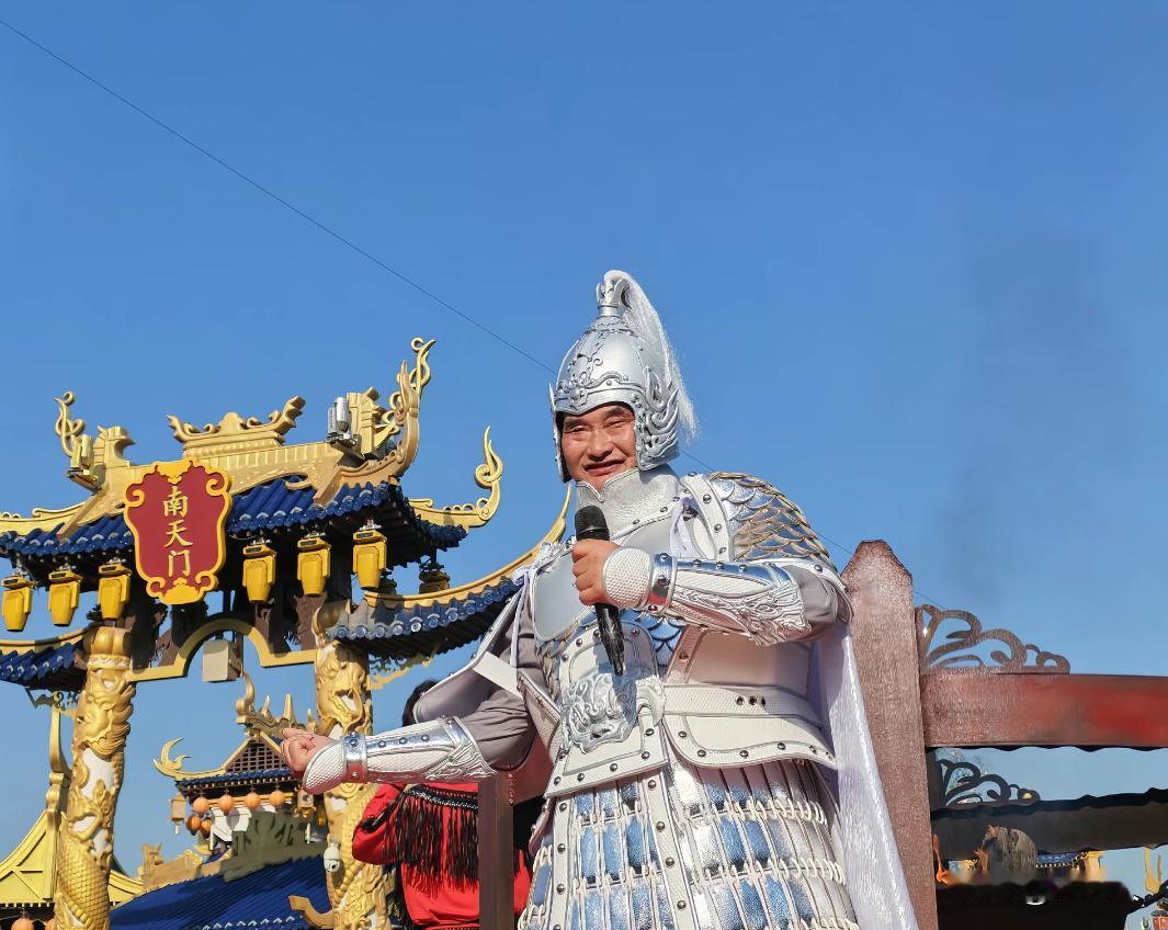 朱之文为了挣钱也是拼了，接近40度的高温。穿着这么厚的盔甲，非常容易中暑。