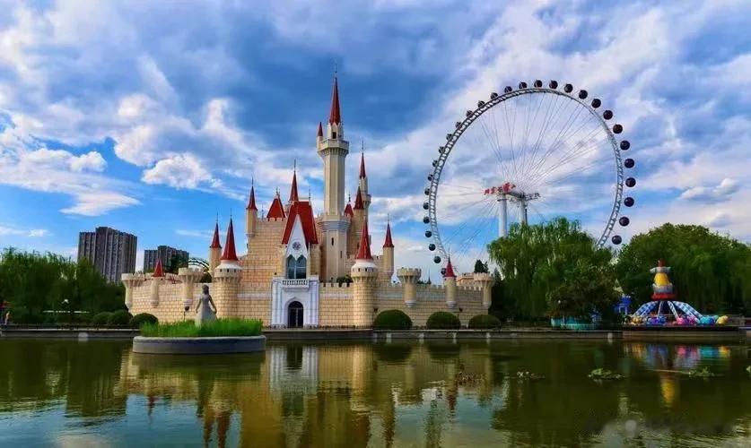 北京石景山游乐园是一个比较有年代感的老北京游乐园，园内自然是非常热闹！有峡谷漂流