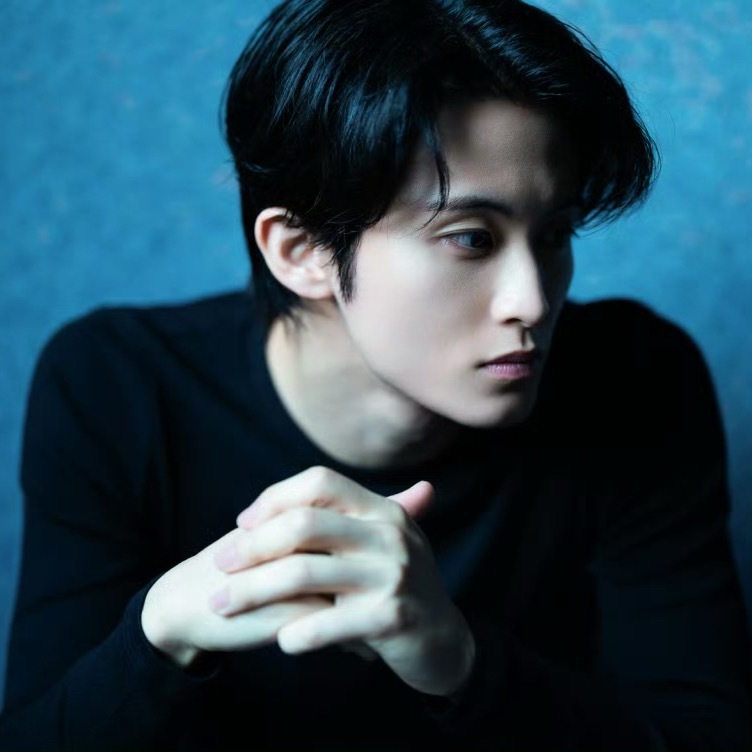 李马克0802生日快乐坐在车窗旁的少年，展信佳！说实话，我不知道这封信会以怎样的