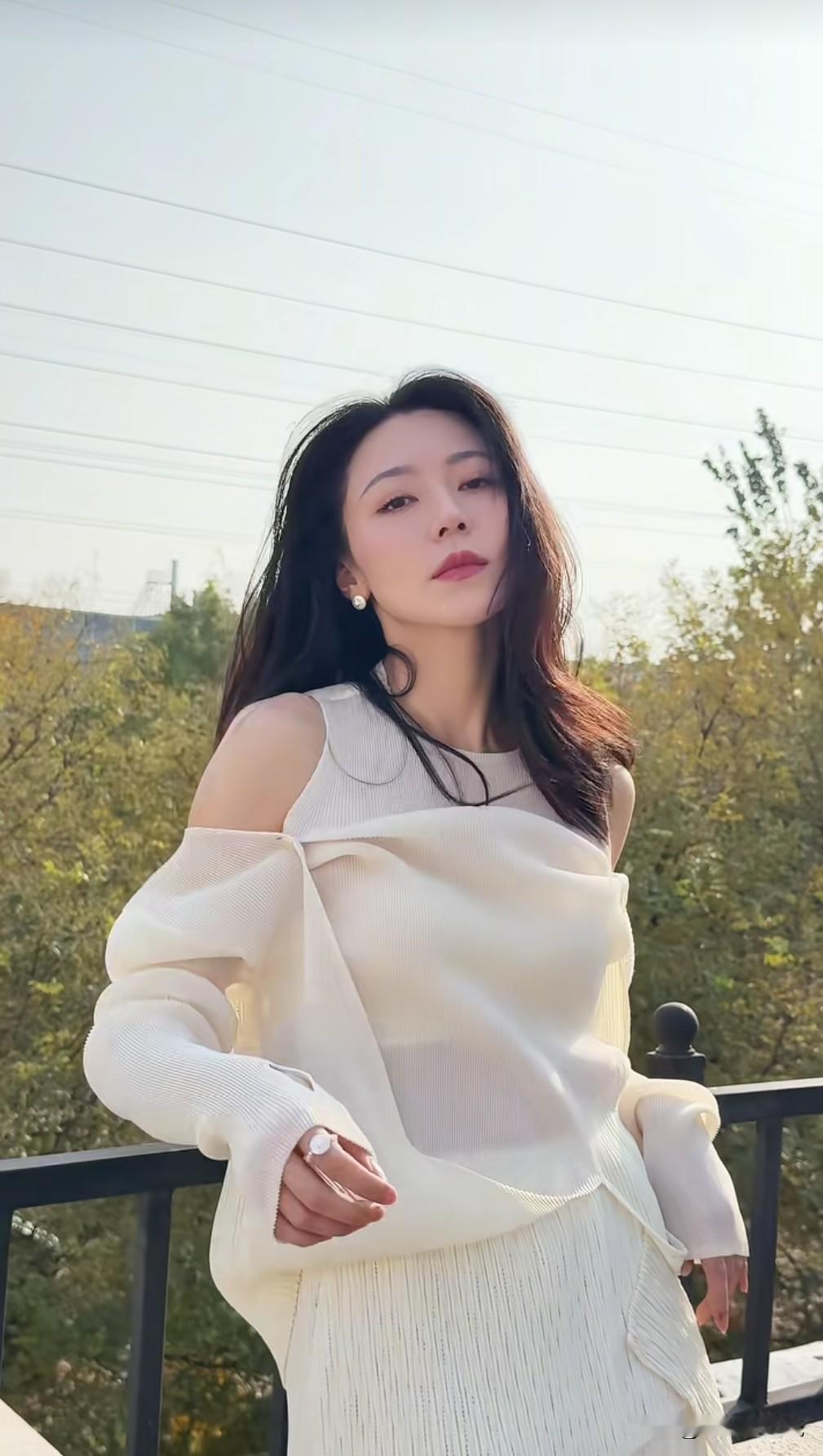 黄梦莹凌乱的头发太有氛围了，非常上镜，不过似乎好久没有拍新戏了，状态越来越成熟有