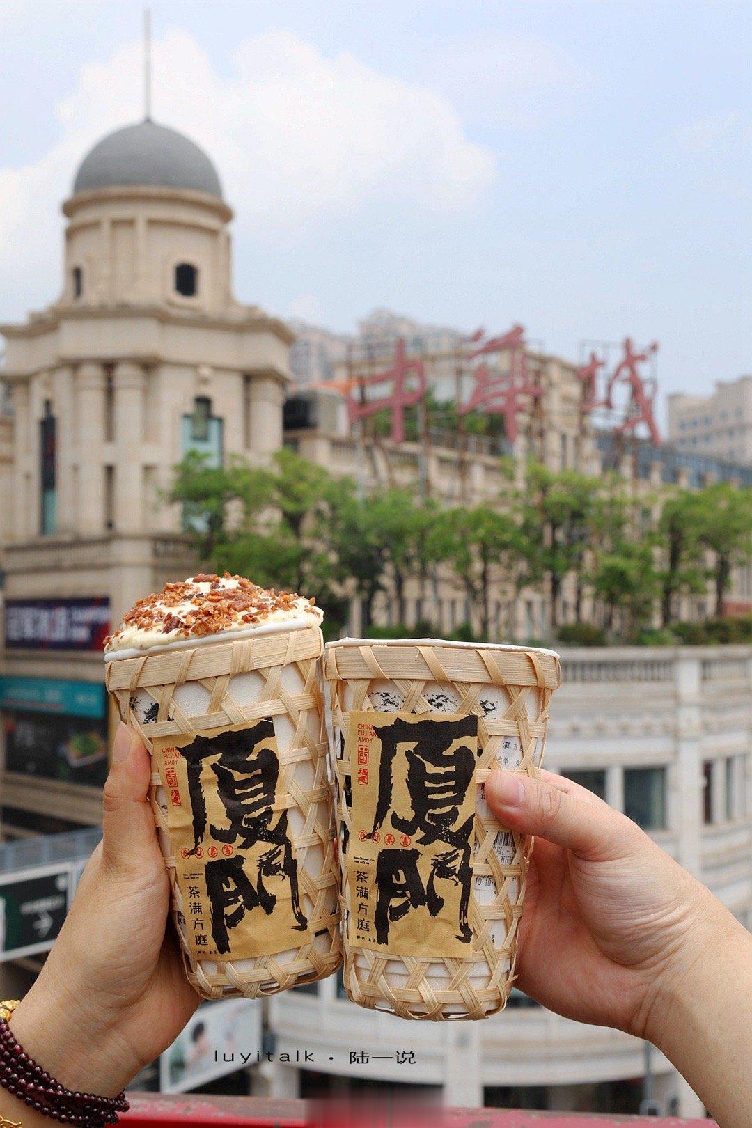 #秋日饮品大赏#  #和快乐水和解#  买了两杯奶茶，被狂问一路，成了中山路最靓