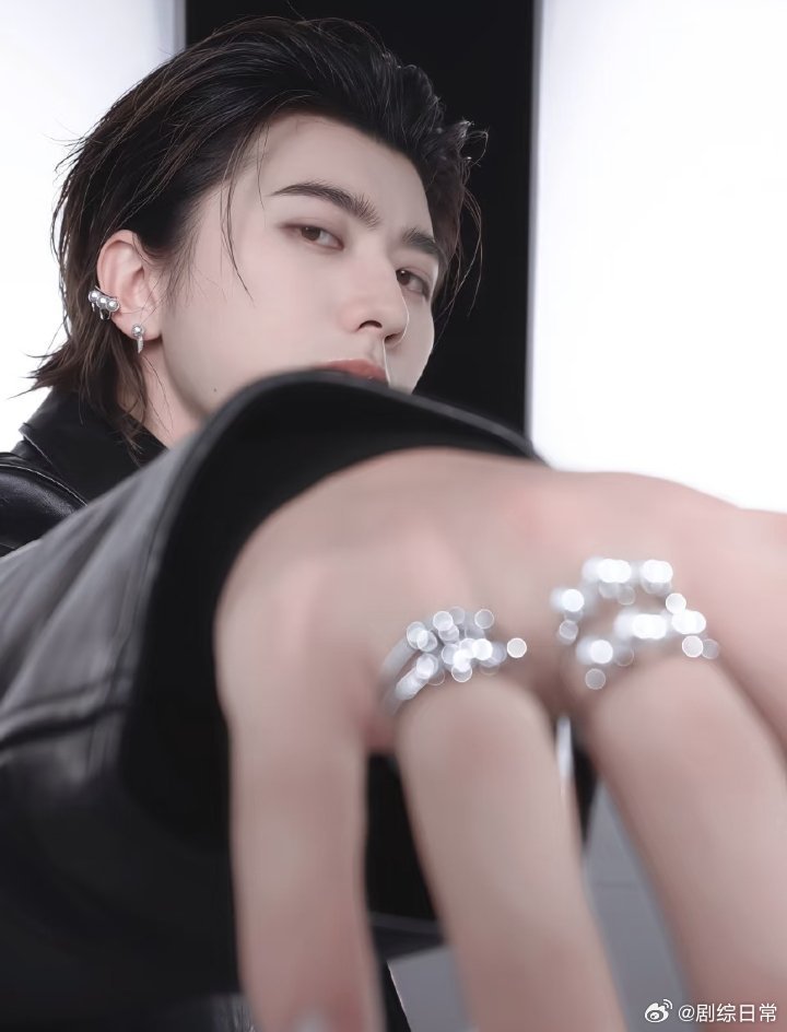 蔡徐坤洛杉矶飞机横幅从气球到飞机横幅，永远被这群人的浪漫和执行力戳中，巡演顺利！