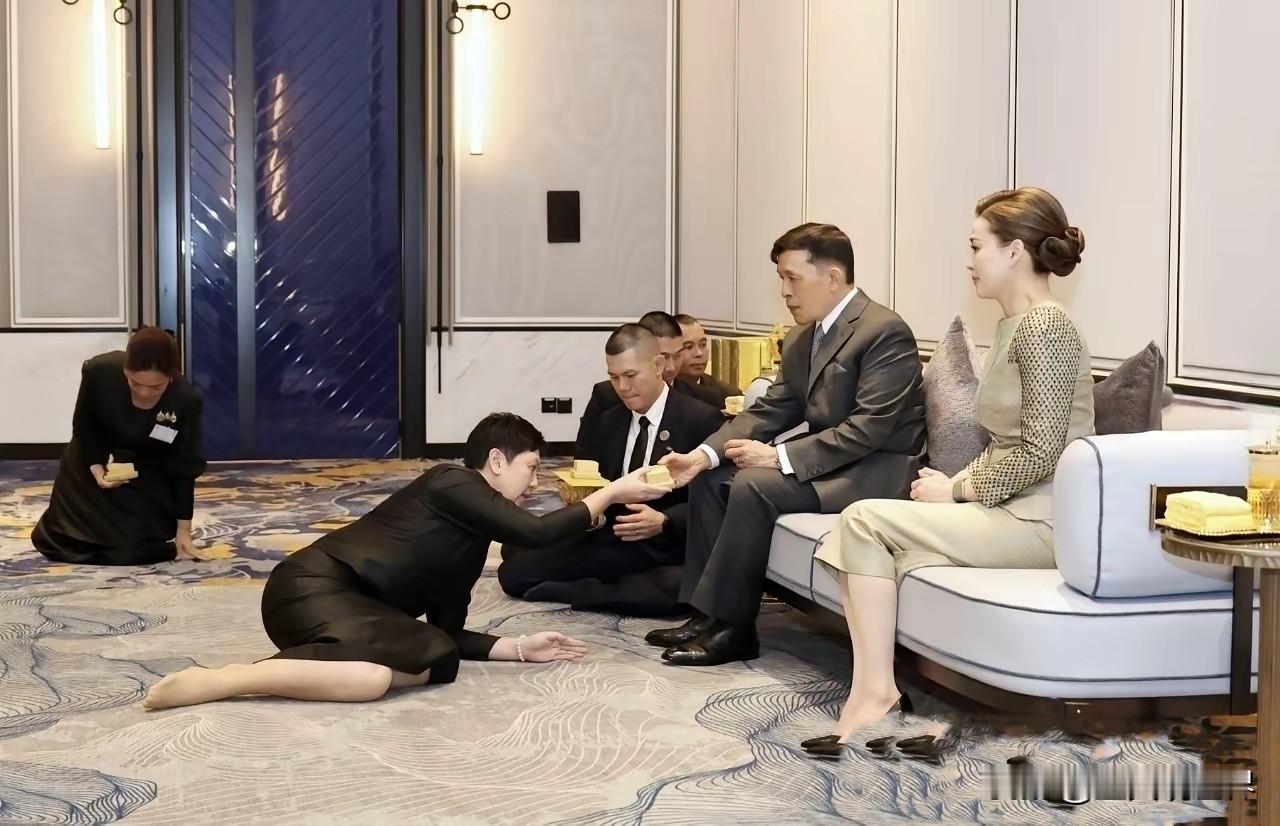 真是受不了泰国国王的嚣张样子
这到底是谁发明的匍匐跪拜礼？这也太折腾人了，这要是