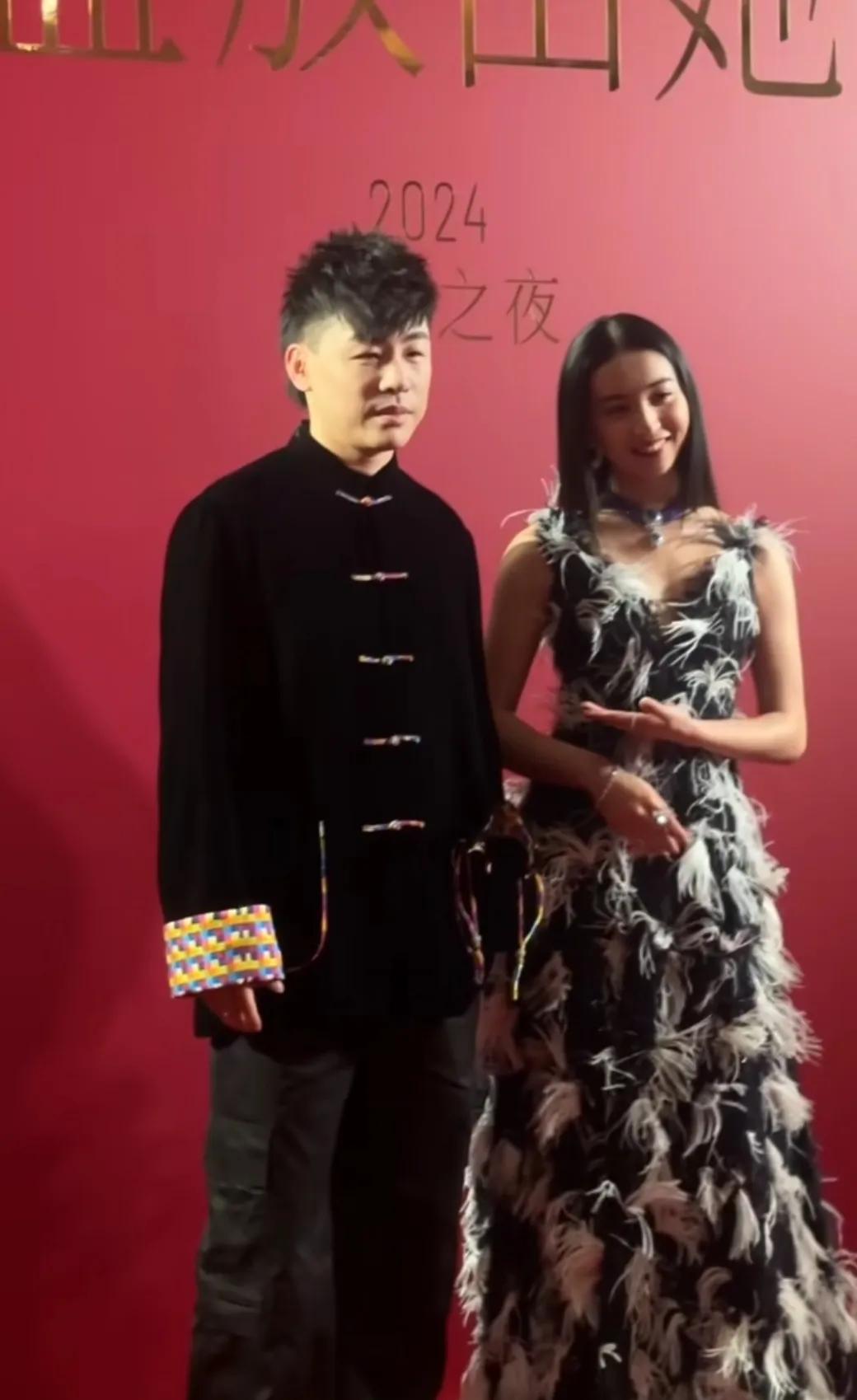 今晚《盛放由她》颁奖典礼胡彦斌和木村光希同框，胡彦斌真的是越来越帅气了，一直以来