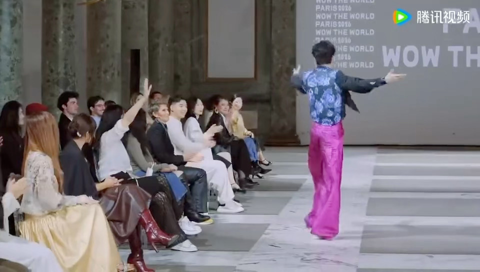 第一次见这么活泼，可爱的模特！太招人稀罕了！刘宇宁 [音乐]刘宇宁第一次走秀就走