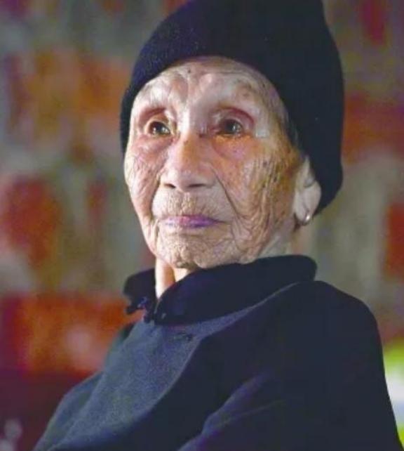 1941年，14岁的黄有良被10多个鬼子扒光衣服乱摸。她拼命反抗，惹得鬼子大怒，