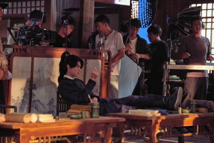 王鹤棣大奉生活花絮  王鹤棣大奉打更人花絮图 每次看王鹤棣的大奉生活花絮都有新感