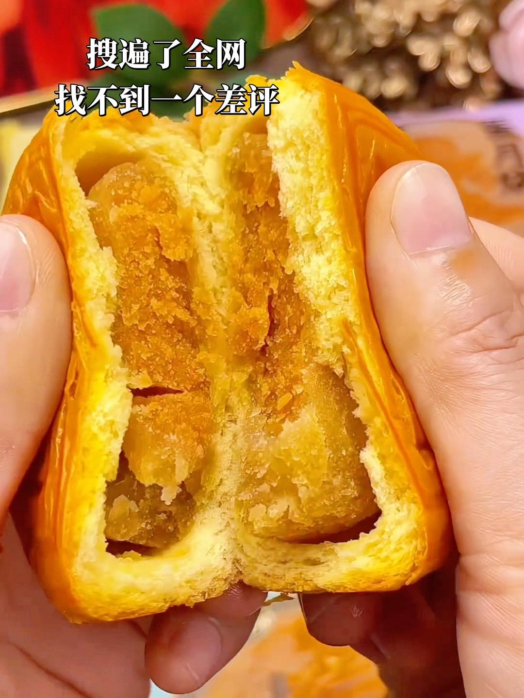 它的外皮像蛋糕一样松软，里面满满的馅料，吃起来松软绵密，微甜不腻，比普...