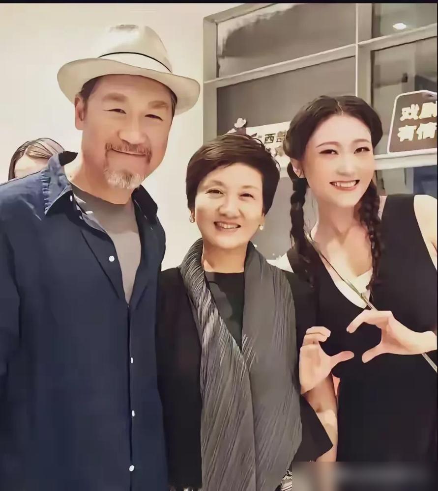 张国立邓婕一家三口合影曝光，养女的长相竟成了最大焦点，网友惊呼：这不就是女版张国