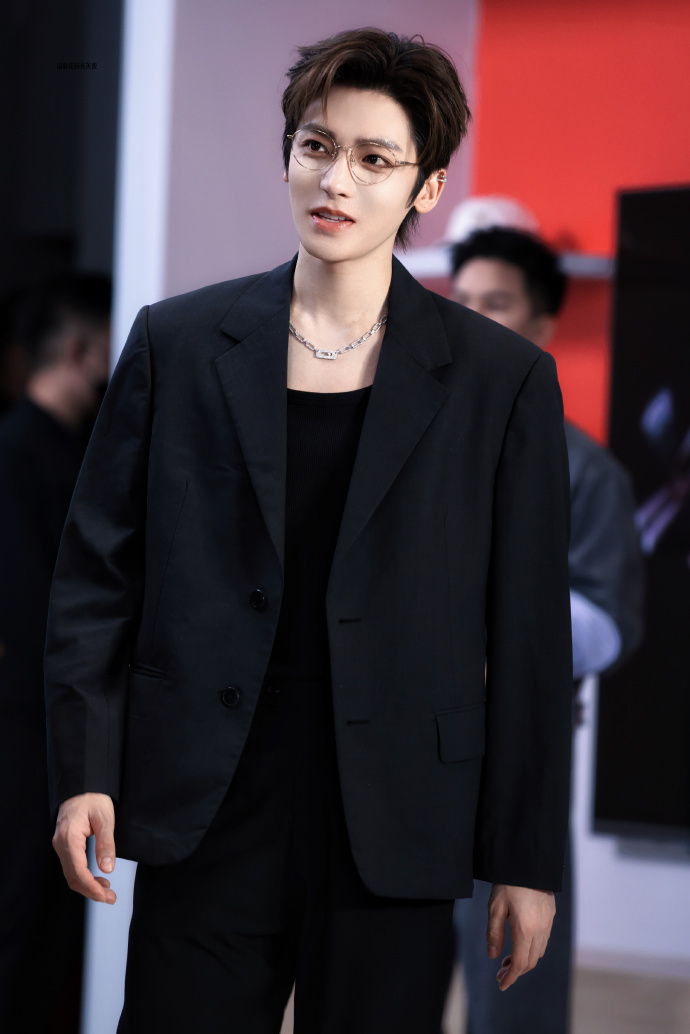 侯明昊侯明昊金丝眼镜造型侯明昊戴眼镜夯爆了 侯明昊戴上金丝眼镜，妥妥的职场精英男