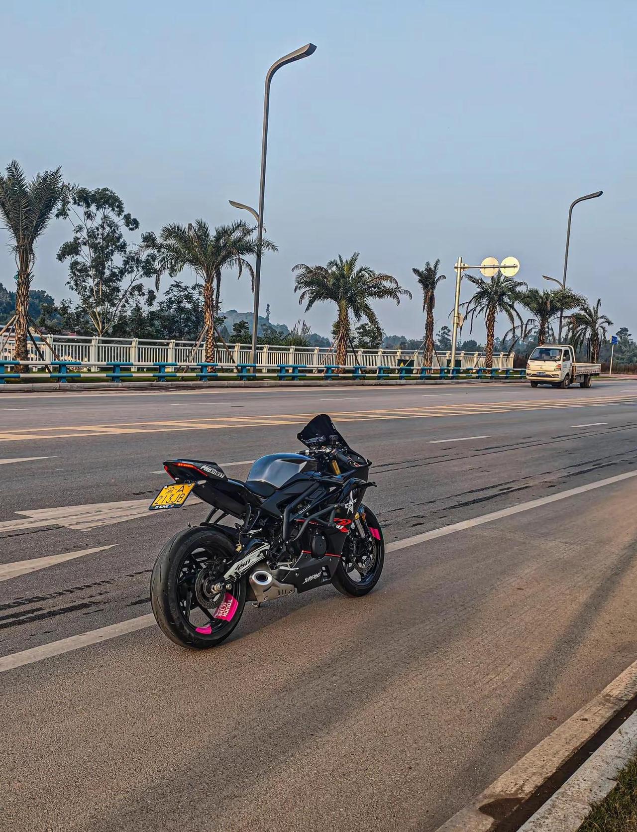 已模糊的镜头  拉不回那从前龟速车辆 安全出行