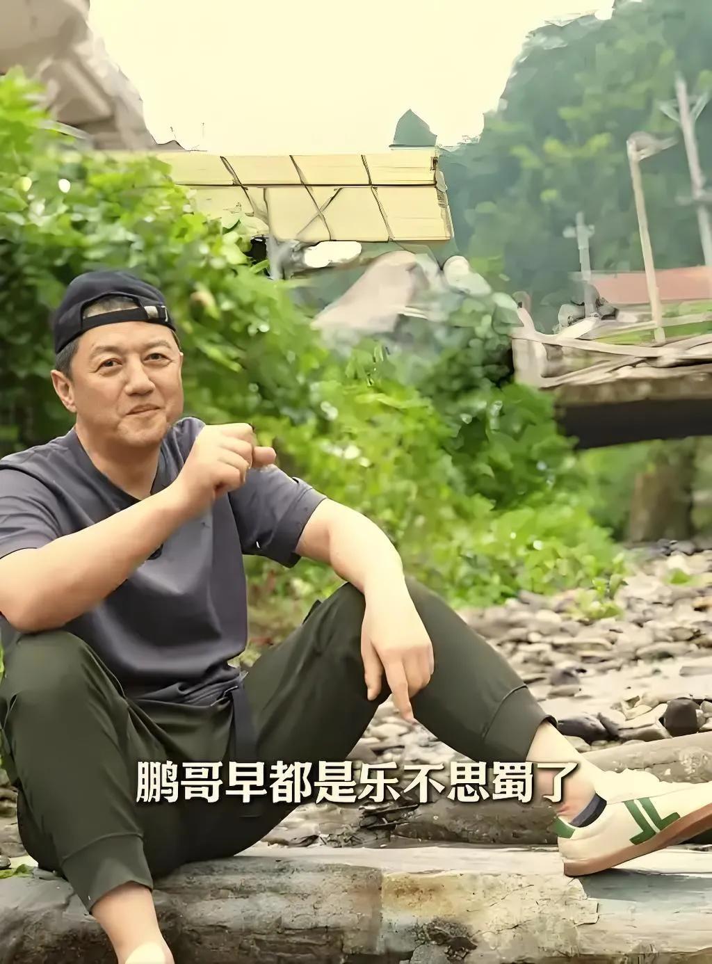 李亚鹏毛坯房聚餐火了！亲自下厨端大锅菜，称爱上山村生活，比豪宅日子还舒坦。