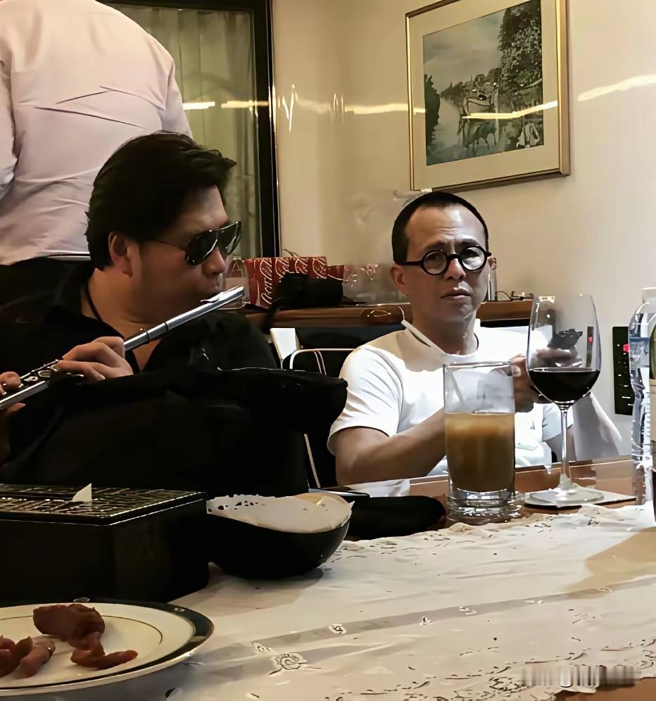 李泽楷与友人深夜雅座小聚，繁华商海片刻闲暇。镜头下，李泽楷身穿简约白色上衣，戴着
