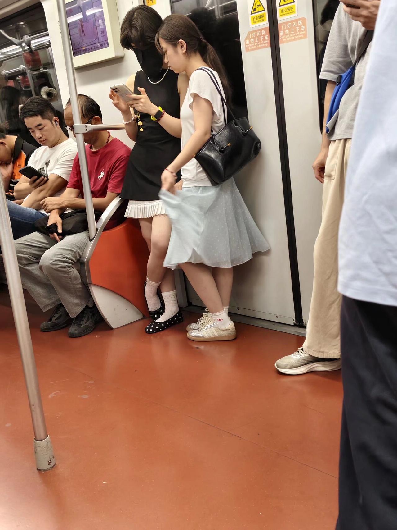 地铁上发现一蒙面人，这人是男是女？如此装扮，要是在银行看到，我肯定掉头就跑