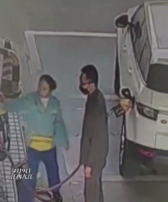 “必须严惩！”江西九江，一男子开着路虎去加油站加注近500元的92号汽油，当加油
