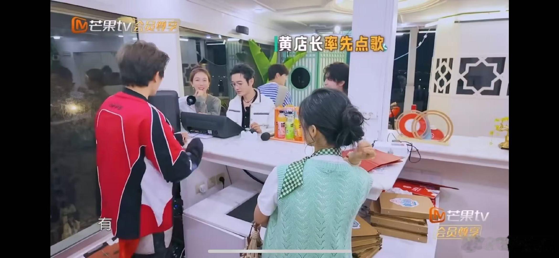黄晓明唱了那英的默丁禹兮听到闹太套腿都吓软了中餐厅合伙人K歌超有趣，黄晓明唱《默