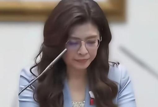 台湾女生三连问击穿郑丽文； 1，港澳收复回归的时候没有让港澳民众投票同意回归。2