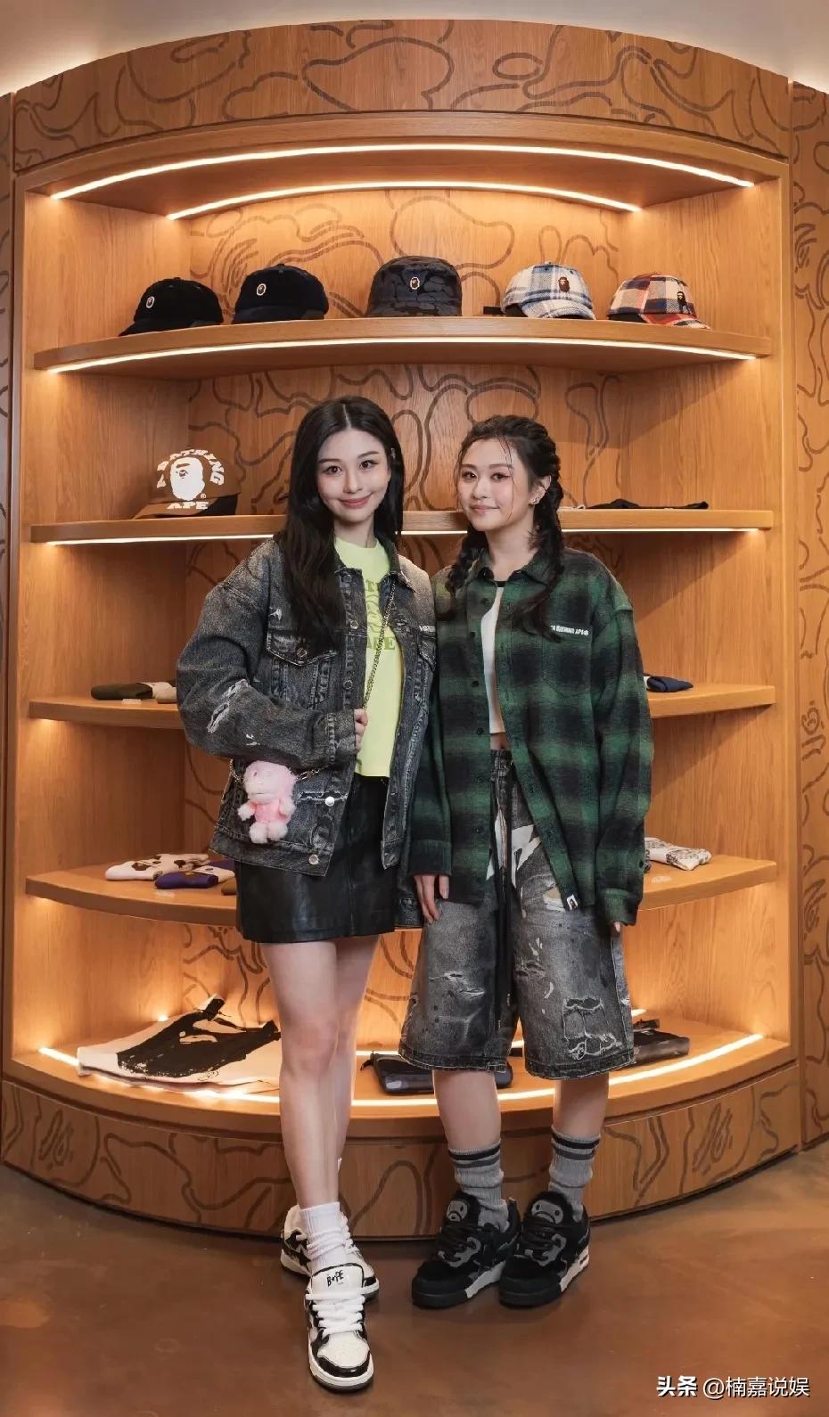 知名港星邱淑贞的两个女儿沈月和沈日，现身韩国首尔某知名品牌店。
大女儿沈月，长发