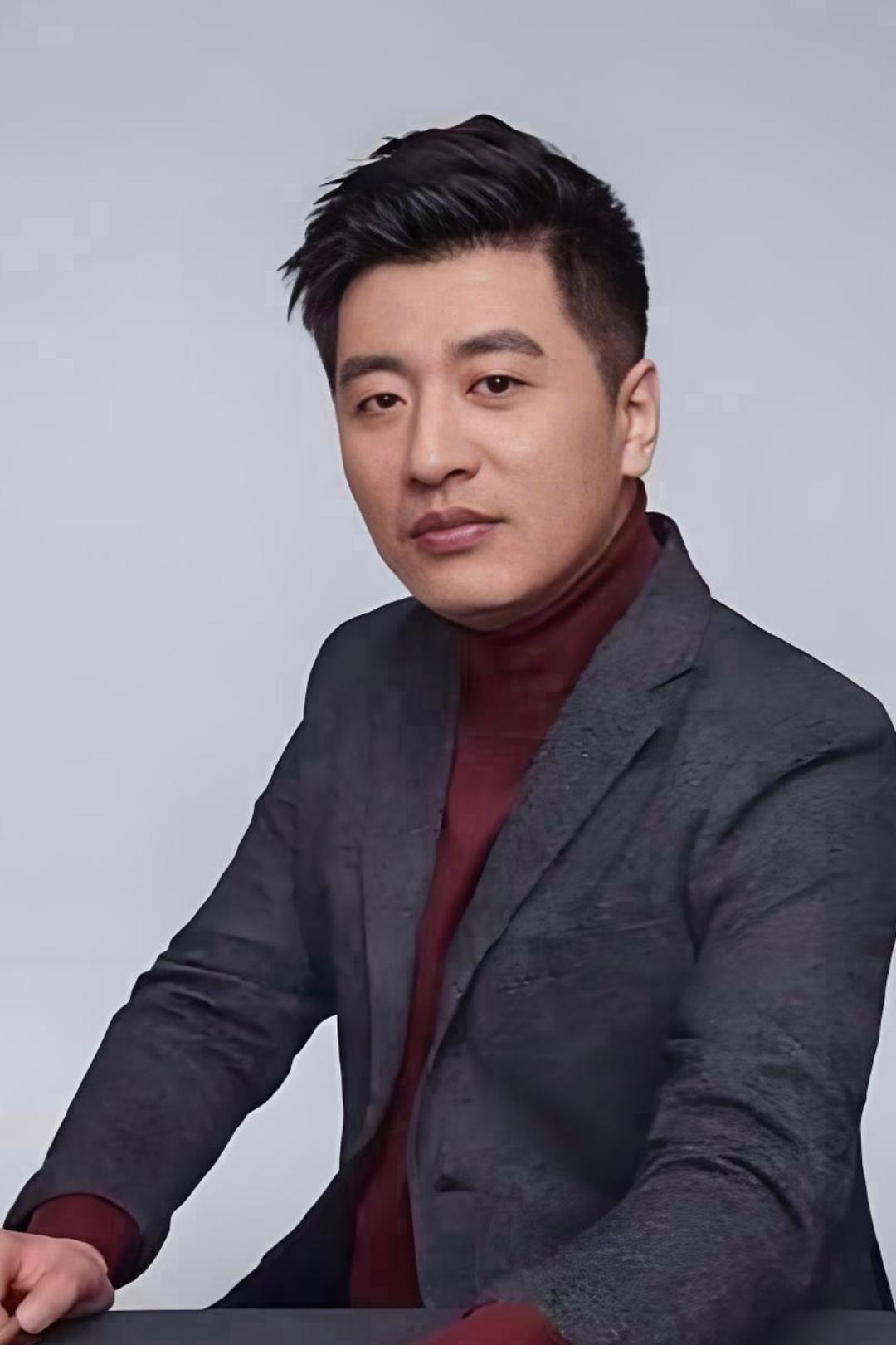 今日很多人自发前往苏州悼念含泪目送张雪峰老师最后一程。
从得知死讯时的不可置信，