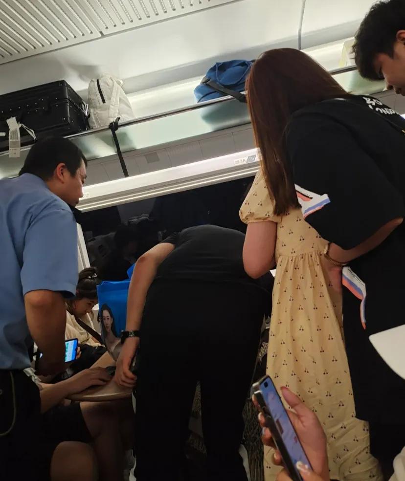 差点悲伤.……
列车上，旅客的耳机掉到座位里，一堆人围观滴滴滴~滴滴滴~不知在哪