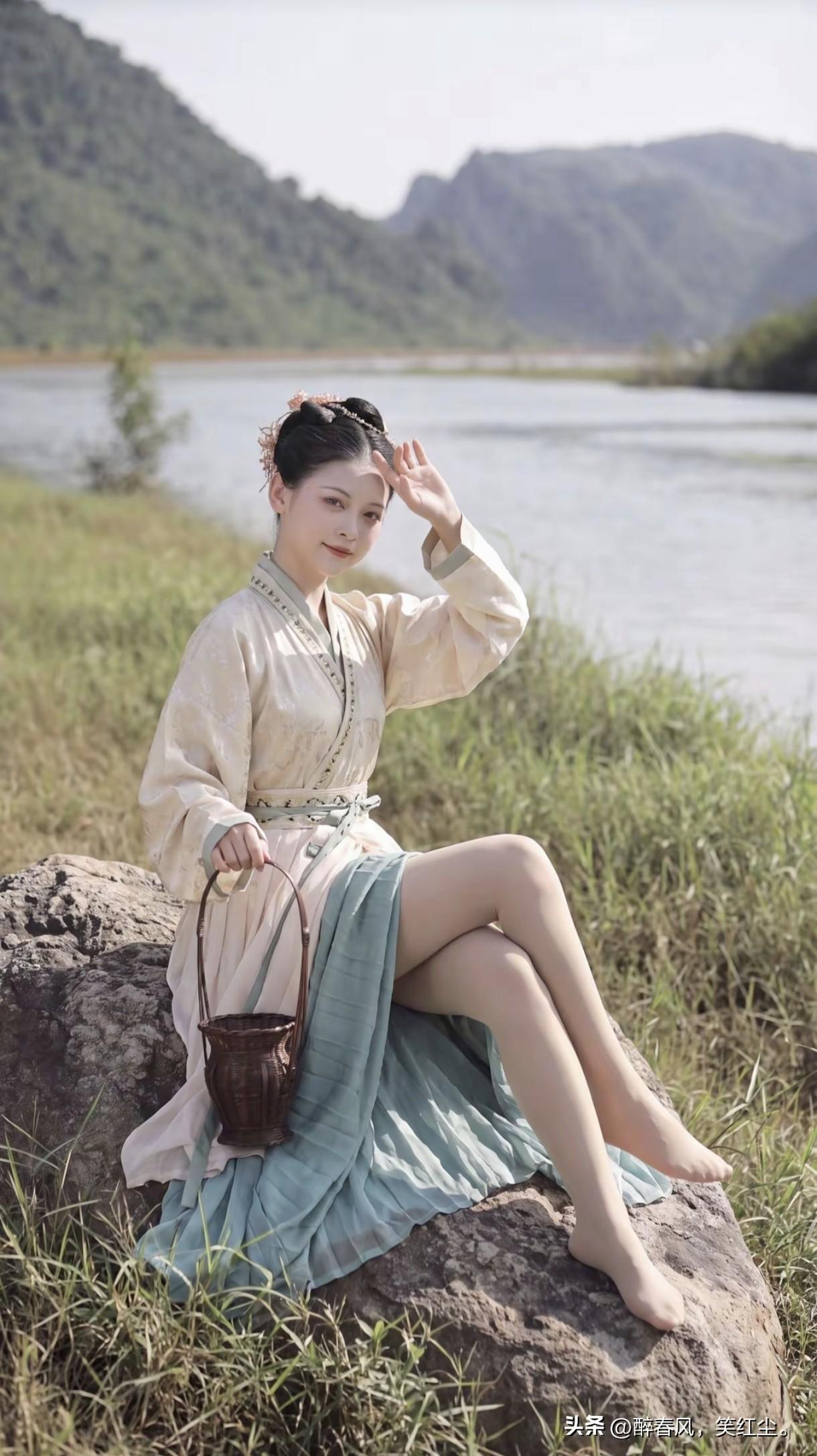 一袭素雅汉服，手提竹篮，
像是从山水画里走出的仙子。
身畔是碧波荡漾的江水，
身