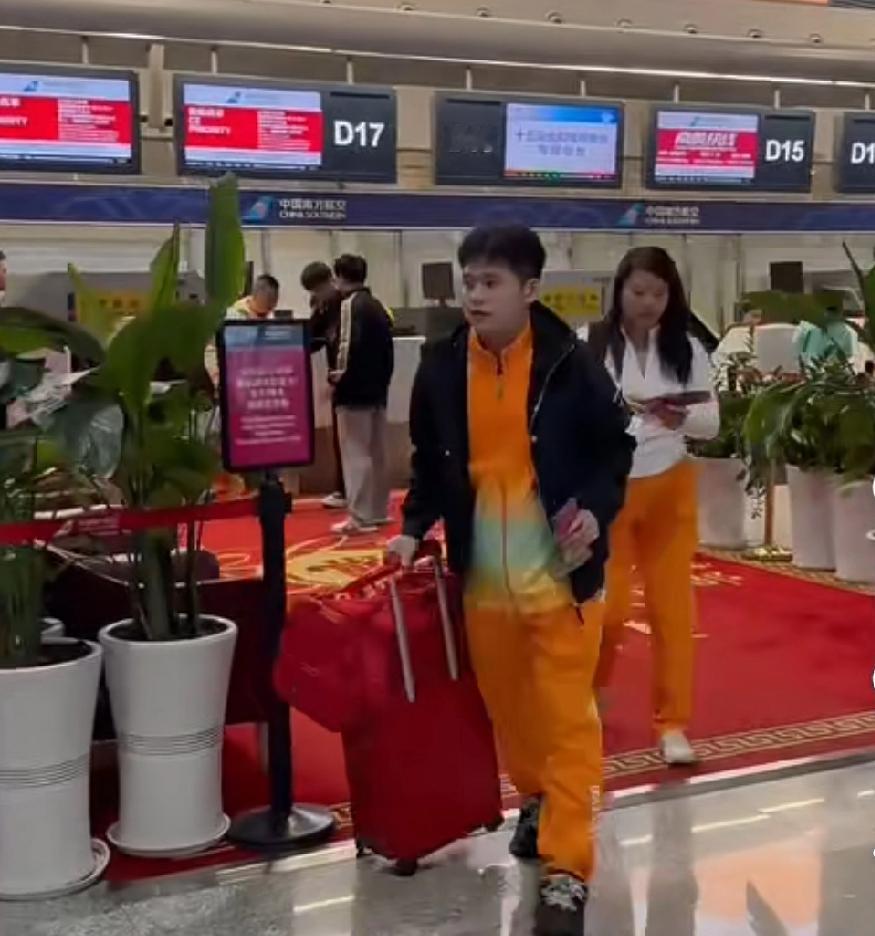 林诗栋出发全运会，
一个人的全运会来了。
石头这一身橙色的衣服还真的是亮眼呢。