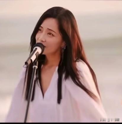 今天这份破碎感，是刷到一对物是人非的前恋人，郭柯宇和章贺。原来爱情最美的尽头居然