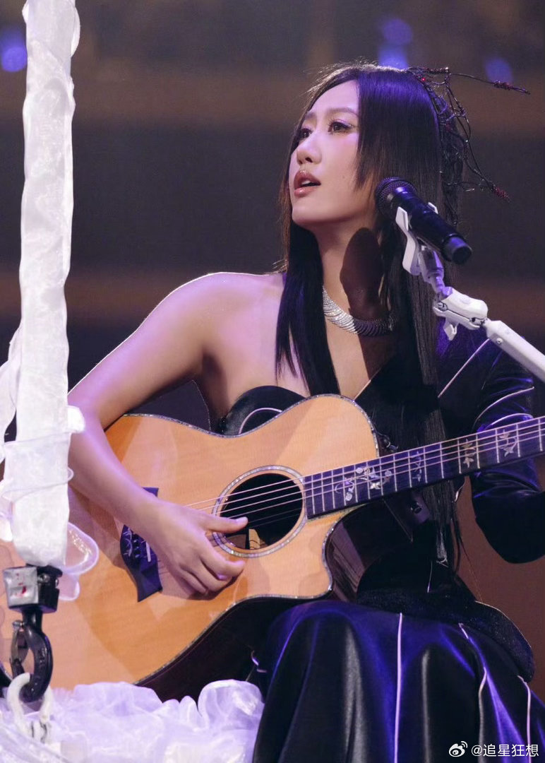 泡泡岛演出时长太感人了 海边晚风配神仙舞台，泡泡岛真的把粉丝喜好拿捏到极致。第三