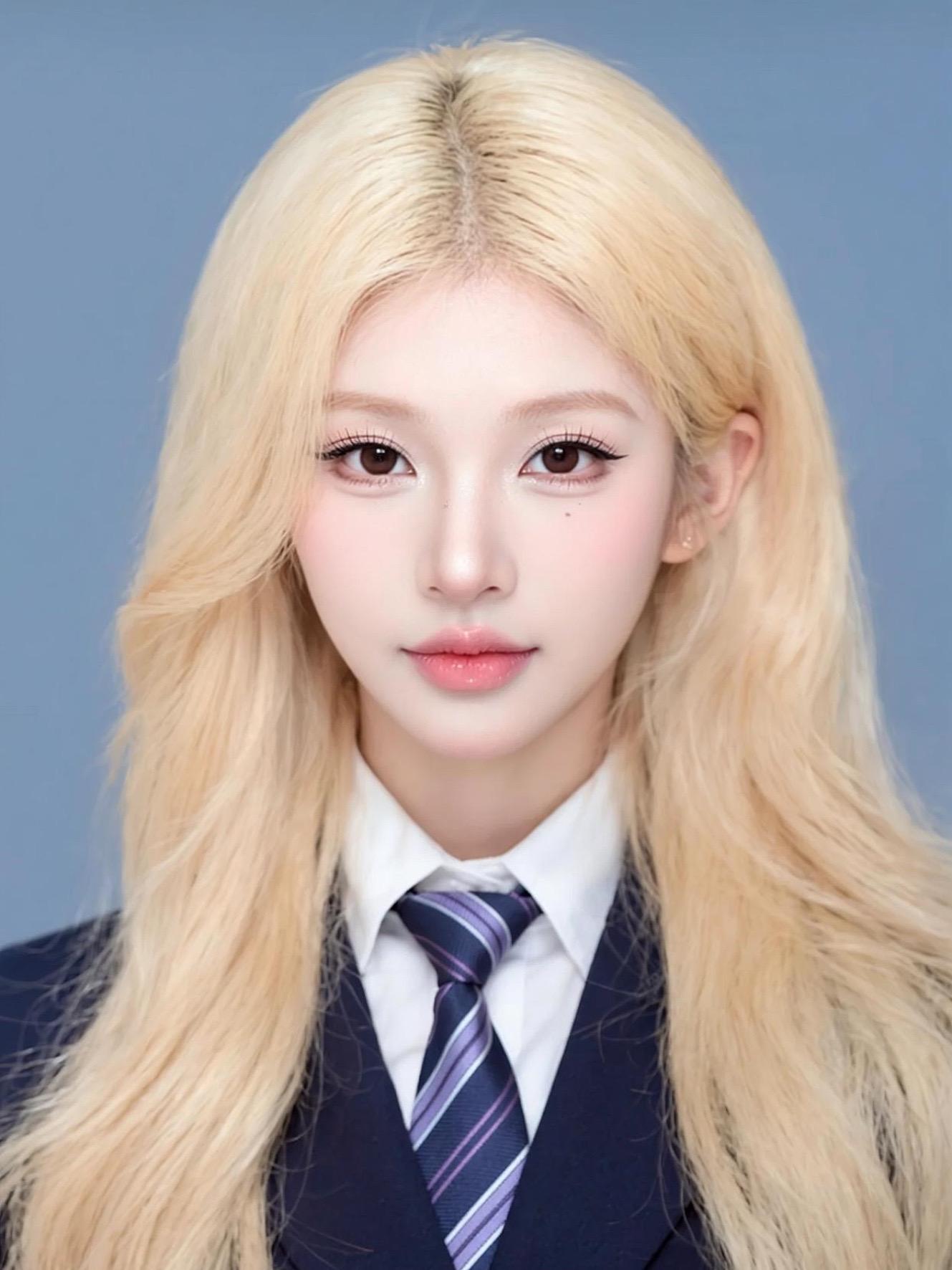 定格自己的金发美式证件照