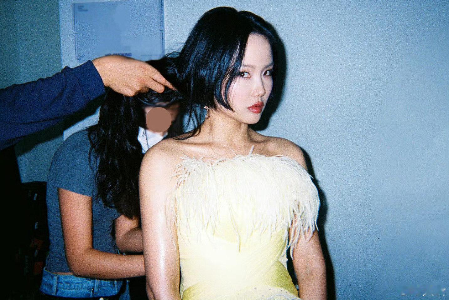 胶片放大所有美貌，黄龄的灵动真的藏不住 