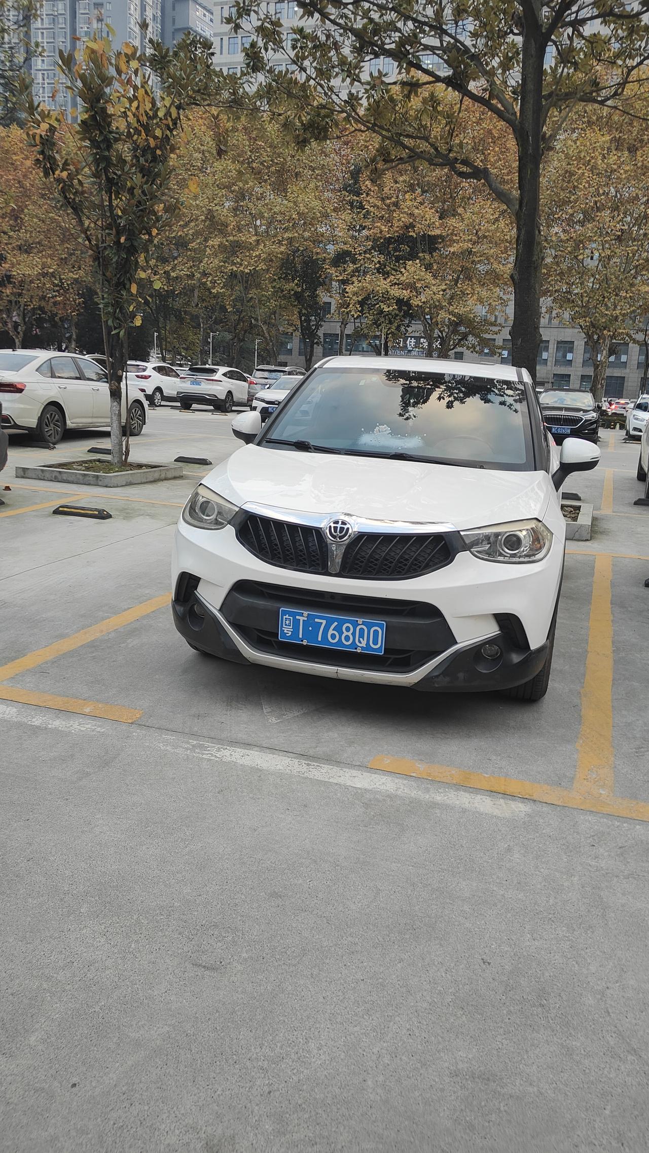 这个车标谁设计的
一点都不好看
也不知道是什么牌子的车