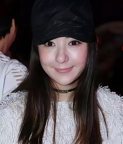方媛的鼻子长得像英国人，鼻梁太高了也没有那么好看，，看着有点不自然。 ​​​