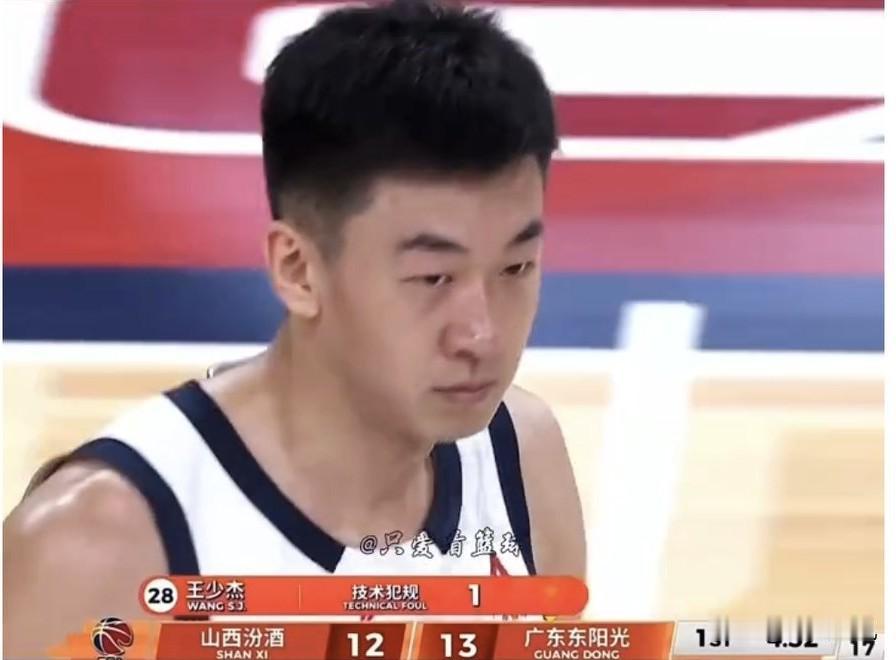 王少杰肘击迪亚洛，引发媒体人热议！难道是球队预先安排好的吗？从杜锋指导赛后接受采